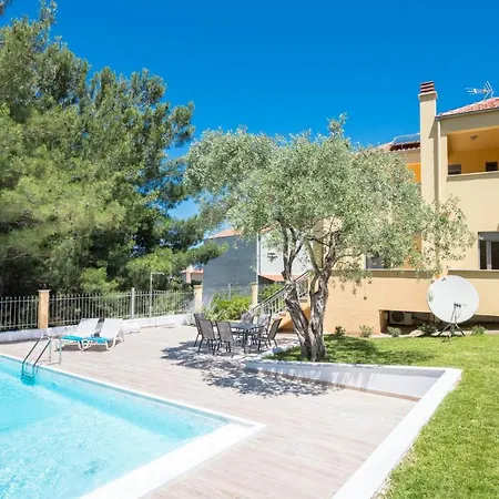 Louloudis Pool Villa