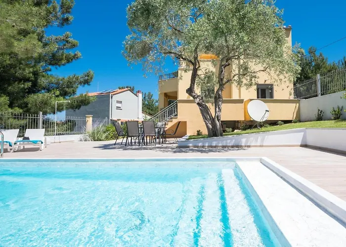 Louloudis Pool Villa *