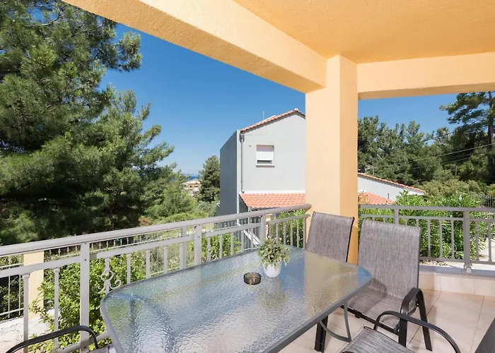 Louloudis Pool Villa