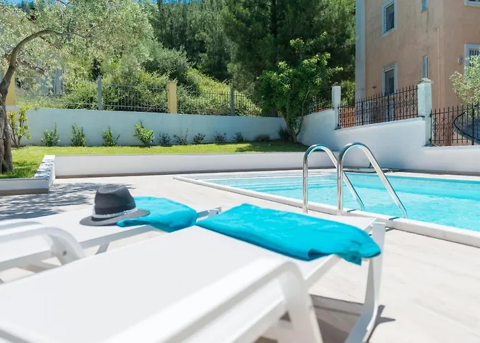 Louloudis Pool Villa *