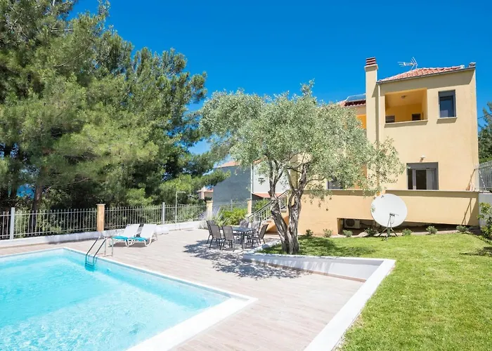 Louloudis Pool Villa