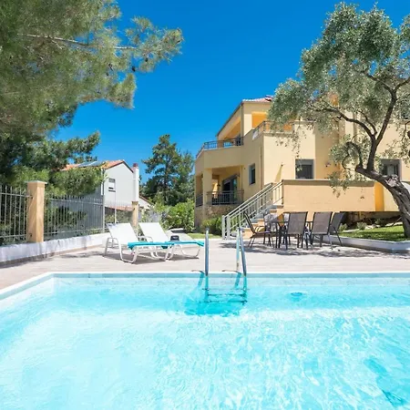 Louloudis Pool Villa