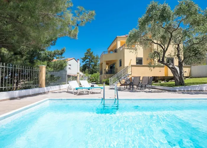 Louloudis Pool Villa